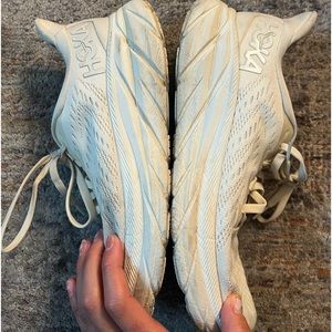 HOKA- Womens Clifton 8 shoes in white